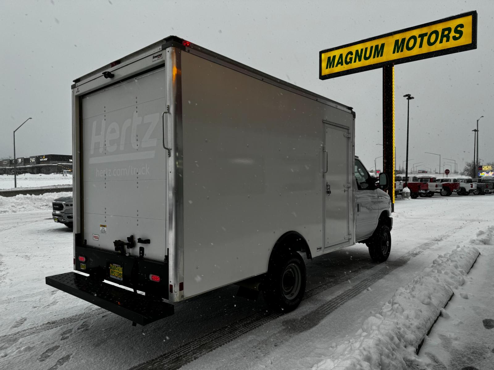 2022 WHITE /Gray FORD E-SERIES E-350 SD (1FDWE3FK8ND) with an 7.3L engine, Automatic transmission, located at 1960 Industrial Drive, Wasilla, 99654, (907) 274-2277, 61.573475, -149.400146 - Photo #4